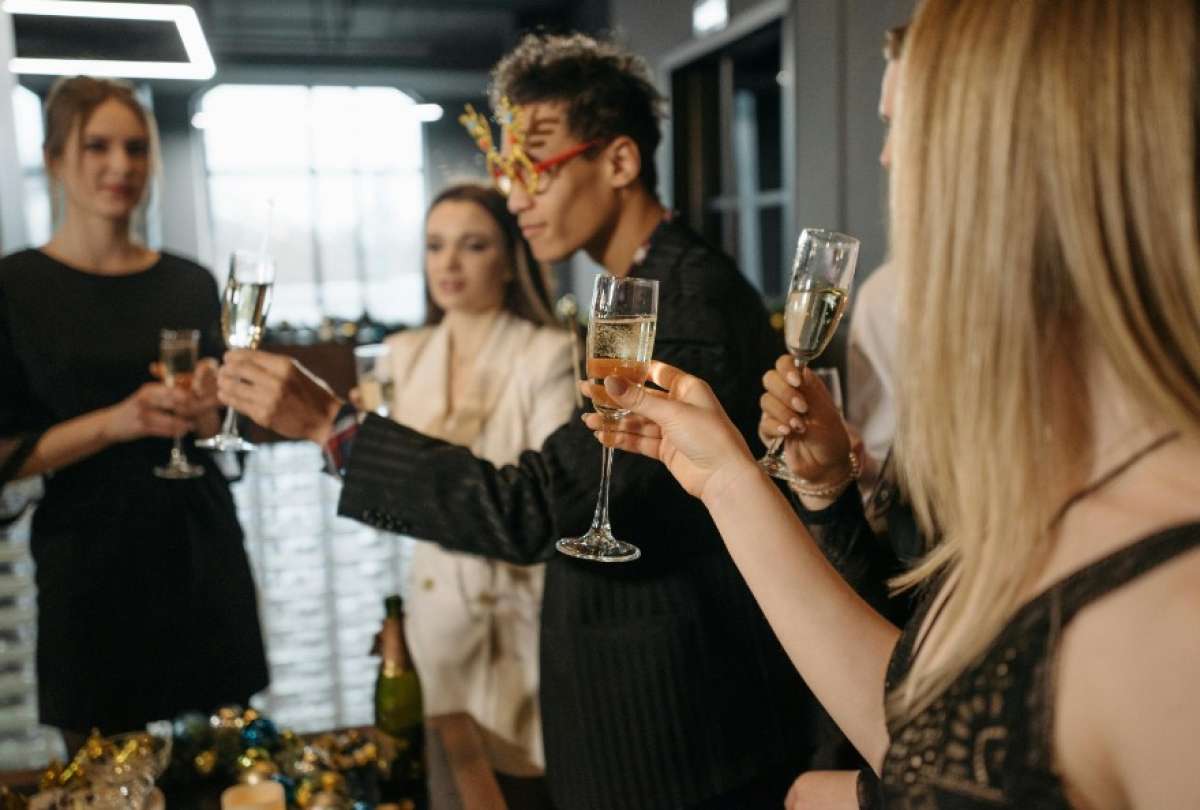 Aunque el ambiente festivo invita a la relajaci&oacute;n, las fiestas empresariales no dejan de ser una extensi&oacute;n de la vida laboral.