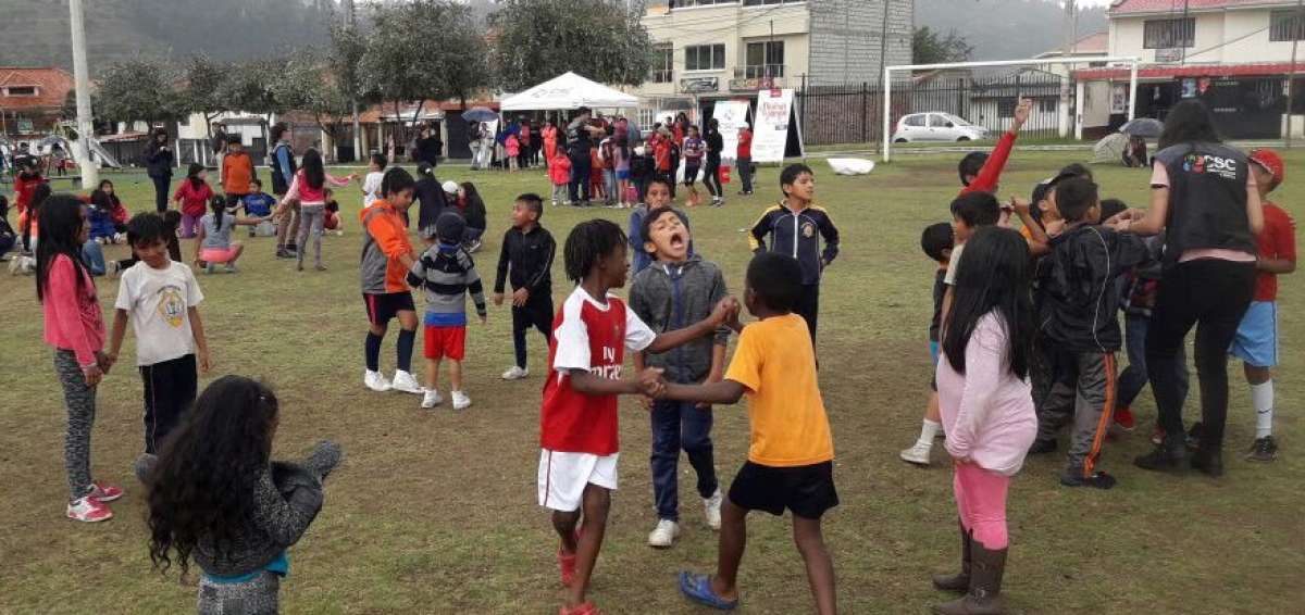 Los habitantes de los barrios cuencanos incentivan a su gente con juegos y deportes para apropiarse de estos espacios y dar seguridad al sector.