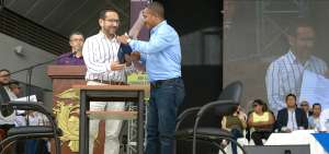 Byron Ruiz, gerente del Banco de Desarrollo, y Bol&iacute;var Armijos, presidente del Conagopare, luego de la firma del convenio para el cr&eacute;dito de $ 52,6 millones.