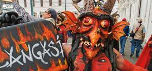 Comparsas encendieron Quito con su ritmo y danza