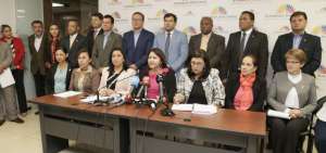 El bloque de AP hizo oficial su apoyo a la canciller en rueda de prensa en Quito.