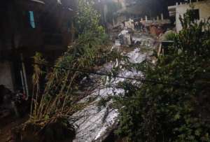 Aluvi&oacute;n en Alaus&iacute; dej&oacute; da&ntilde;os en vivienda, v&iacute;a y veh&iacute;culos