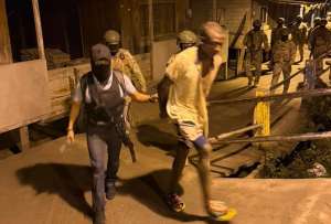 El Bloque de Seguridad capturó a dos presuntos miembros del grupo armado “Los Chechenos”, vinculado con delitos de extorsión, secuestro y narcotráfico en el norte de Esmeraldas.