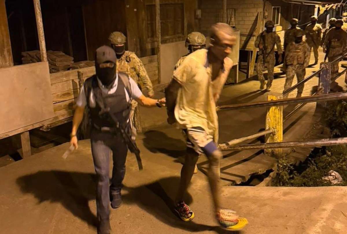 El Bloque de Seguridad capturó a dos presuntos miembros del grupo armado “Los Chechenos”, vinculado con delitos de extorsión, secuestro y narcotráfico en el norte de Esmeraldas. 