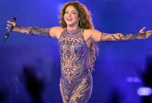 Policías resguardan los accesos y zonas aledañas al Estadio Atahualpa durante el último concierto de Shakira.