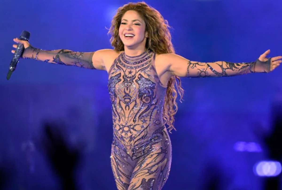 Policías resguardan los accesos y zonas aledañas al Estadio Atahualpa durante el último concierto de Shakira.