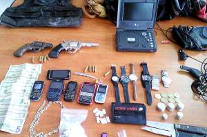 Como evidencias se encontraron armas de fuego, cuchillos, carteras,.celulares, entre otras. Foto: Cortes&iacute;a