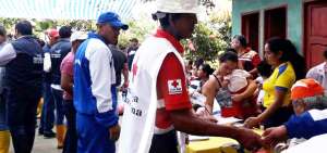 Personal de la Cruz Roja Ecuatoriana y del Sistema de Gesti&oacute;n de Riesgos atienden a damnificados en Milagro, Guayas.