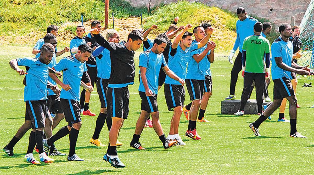 Los jugadores del Deportivo Quito se mantienen entrenando a &oacute;rdenes del cuerpo t&eacute;cnico, aunque por el momento est&aacute;n suspendidos para actuar en el torneo local. Foto: Tomado de Andes