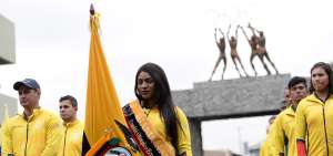 La pesista carchense Tamara Salazar recibi&oacute; la Bandera Nacional que flamear&aacute; en Lima durante los Juegos. 