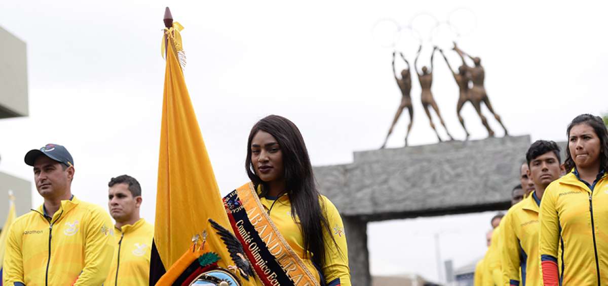 La pesista carchense Tamara Salazar recibi&oacute; la Bandera Nacional que flamear&aacute; en Lima durante los Juegos. 