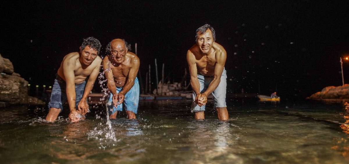 Jhonny Parrales (i) y su padre, Juan, (c), junto a Luciano Santana, hicieron su tradicional ba&ntilde;o el 22 de diciembre, en la playa de Jaramij&oacute;. Luego retomaron su jornada de pesca, en el velero Patricia.
