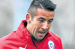 Mauricio Isla entrena con la selecci&oacute;n chilena antes del duelo ante Alemania.