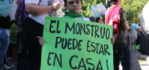 Un ni&ntilde;o sostiene una pancarta contra el abuso sexual en la ni&ntilde;ez y adolescencia durante la manifestaci&oacute;n "Mi cuerpo, mi territorio" .
