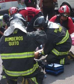Efectivos del Cuerpo de Bomberos asisten a los heridos. Foto: Tomada del Twitter Cuerpo de Bomberos