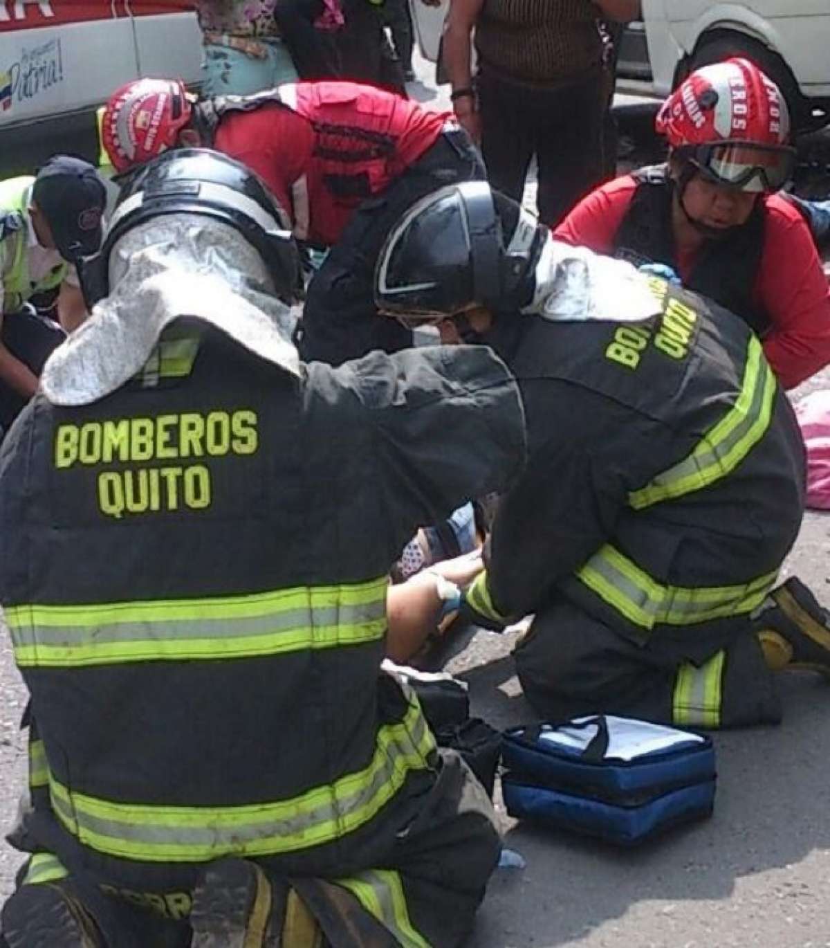 Efectivos del Cuerpo de Bomberos asisten a los heridos. Foto: Tomada del Twitter Cuerpo de Bomberos