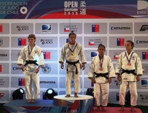 Diana Cobos (segunda desde la derecha) gan&oacute; una medalla de bronce para Ecuador: Foto: Cortes&iacute;a. 