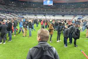 Durante la evacuaci&oacute;n en el estadio de Francia, un peque&ntilde;o movimiento de gente deriv&oacute; en que millares de personas buscaran refugio sobre el c&eacute;sped. Foto: AFP