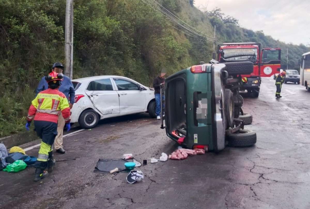 Accidente en la Sim&oacute;n Bol&iacute;var: param&eacute;dicos brindan atenci&oacute;n a cuatro personas