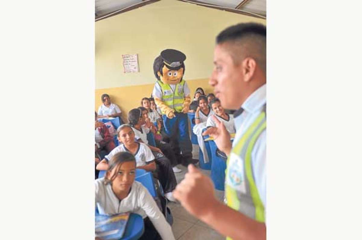 Durante sus visitas a las escuelas, el &lsquo;Agentito&rsquo; interact&uacute;a con los ni&ntilde;os y les ense&ntilde;a de una manera did&aacute;ctica. Foto: Rodolfo P&aacute;rraga.