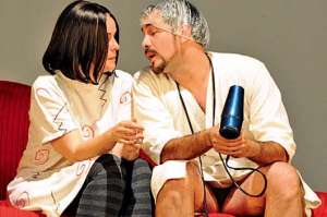La puesta en escena es estelarizada por Elena Gui y Santiago Carpio.