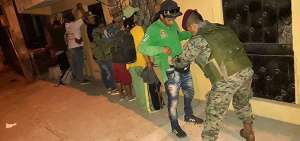 Los militares de las Fuerzas Especiales N&deg; 26 &ldquo;Cenepa&rdquo; participaron el jueves en el cacheo de personas y revisi&oacute;n de carros en la capital de Los R&iacute;os.