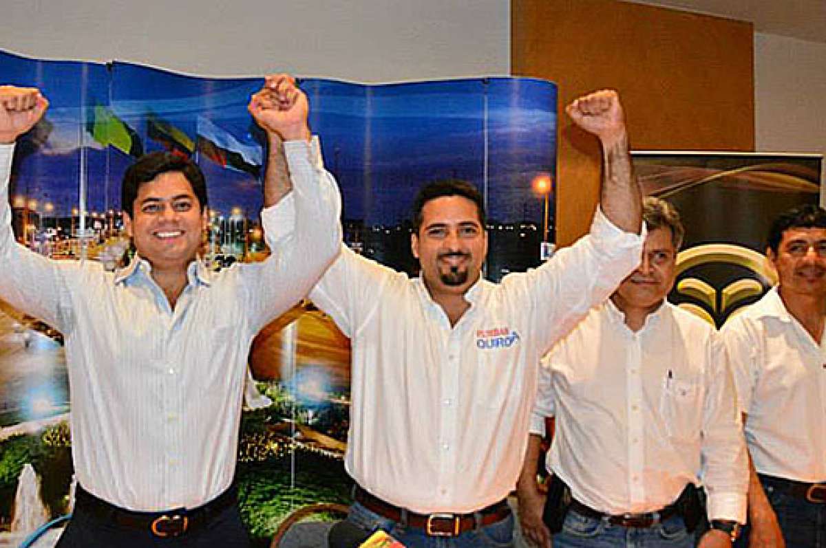 Carlos Falquez A. (izq.) y Esteban Quirola (centro) son alcalde y  prefecto, respectivamente. Foto: Cortes&iacute;a