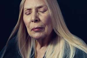 Joni Mitchell se recupera de la aneurisma cerebral y s&iacute; puede hablar, asegura su representante