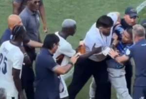 Mois&eacute;s Caicedo trat&oacute; de ayudar al hincha que invadi&oacute; la cancha.