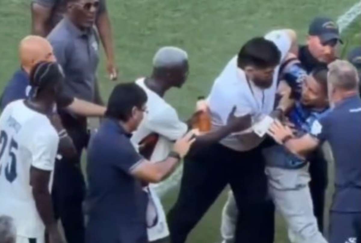 Mois&eacute;s Caicedo trat&oacute; de ayudar al hincha que invadi&oacute; la cancha.