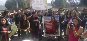 Compa&ntilde;eros de activismo de la joven procesada expresaron su respaldo en los exteriores de la Unidad Judicial. 