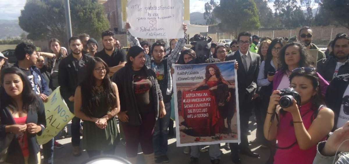 Compa&ntilde;eros de activismo de la joven procesada expresaron su respaldo en los exteriores de la Unidad Judicial. 
