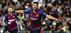 El delantero uruguayo Luis Su&aacute;rez celebra el segundo tanto del partido, un autogol de Raphael Varane. Atr&aacute;s, el argentino Lionel Messi sigue el festejo.