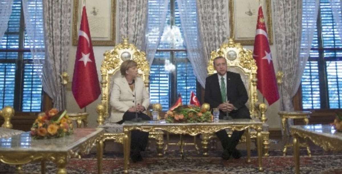 La canciller alemana, Angela Merkel, se reuni&oacute; con su hom&oacute;logo turco, Ahmet Davutoglu, en Estambul. Foto: AFP  