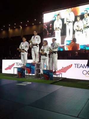 Estefan&iacute;a Garc&iacute;a (c.) consigui&oacute; una de las medallas de oro para Ecuador en el torneo disputado en Chile. Foto: Cortes&iacute;a