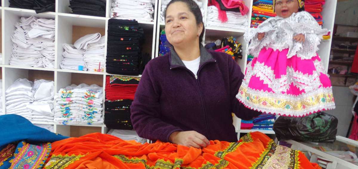 Baltazara, la mu&ntilde;eca que hace de hija de la Mama Negra en el desfile, viste exactamente como ella. 