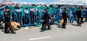 Agentes antidrogas recorrieron las filas para controles de rutina.