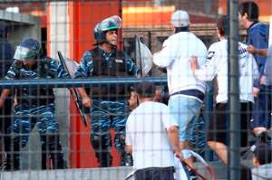 Al menos 9 heridos entre fan&aacute;ticos y polic&iacute;as deja pelea en cancha de Quilmes