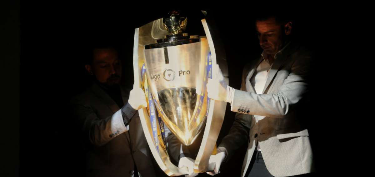 El dise&ntilde;o de la copa se basa en un bal&oacute;n de f&uacute;tbol, tambi&eacute;n representa la fuerza y la velocidad de los jugadores.