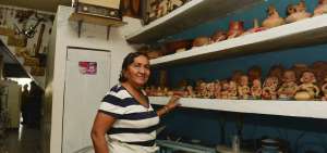 Do&ntilde;a Alicia muestra con felicidad esta iniciativa que la emprendi&oacute; a los 12 a&ntilde;os.