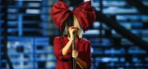 La cantante Sia adopt&oacute; a dos j&oacute;venes de dieciocho a&ntilde;os