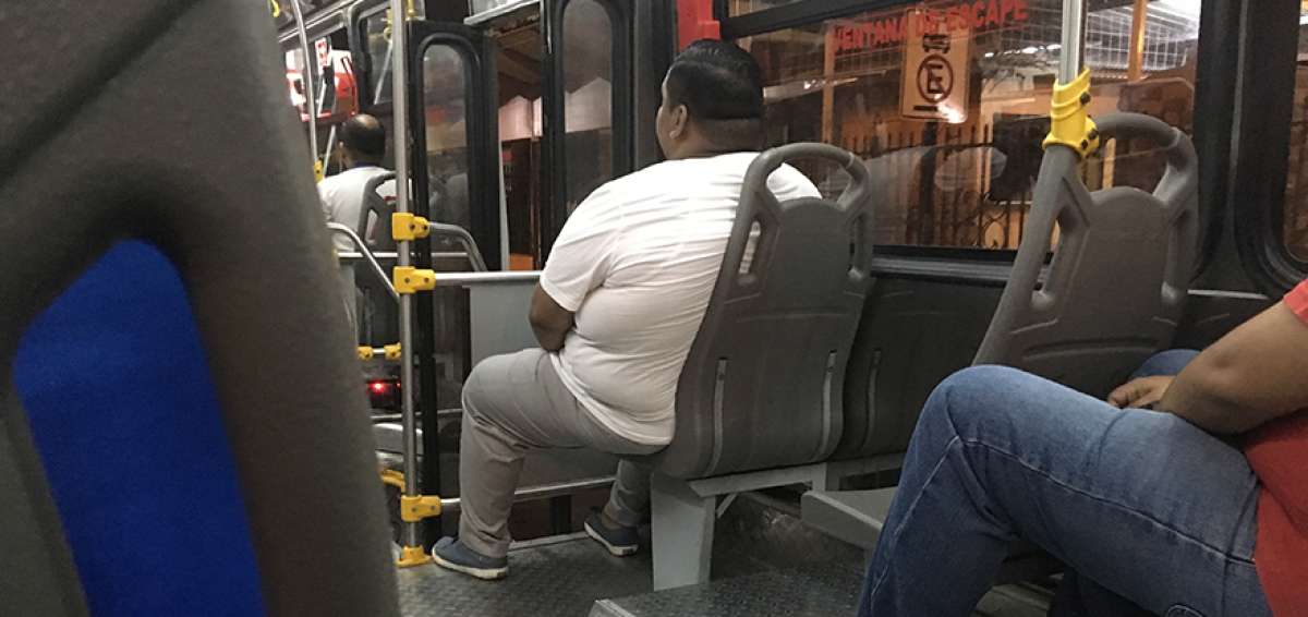 Las personas con exceso de peso u obesidad tambi&eacute;n enfrentan dificultades para viajar c&oacute;modamente en los asientos de ciertos buses. 