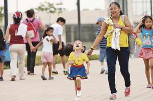 En Parque Samanes es visible el aumento de las visitas familiares entre semana. Los menores acuden con sus padres a jugar o simplemente a caminar. Foto: Pilar Vera / El Tel&eacute;grafo
