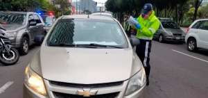 Mientras de desarrolla la emergencia, 1.200 agentes civiles de tr&aacute;nsito y fiscalizadores ejecutan operativos interinstitucionales en las calles de Quito.