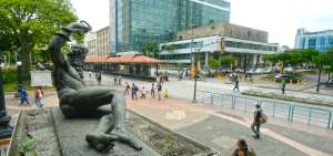 Desnudos al aire libre. Las esculturas de bronce son caracter&iacute;sticas del parque Centenario. Entre ellas est&aacute; la Estatua de Cronos, del artista catal&aacute;n Juan Rovira.