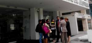Defensa y familiares del joven en los exteriores de la Corte Provincial.