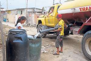 En las zonas alejadas del centro de la capital orense, el abastecimiento del l&iacute;quido a los ciudadanos estuvo a cargo de los tanqueros. Foto: Fabricio Cruz│El Tel&eacute;grafo