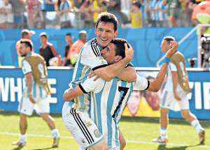 Lionel Messi (i) y &Aacute;ngel Di Mar&iacute;a (d) juntaron sus talentos para la consecuci&oacute;n del gol que signific&oacute; el triunfo. Foto: AFP