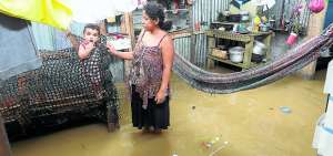 En el Bloque 9 de Basti&oacute;n Popular, Cooperativa Nueva Guayaquil, una docena de casas se inund&oacute;. Los vecinos culpan al relleno de calles y la falta de alcantarillado.