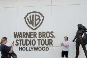 Warner ser&aacute; adquirida por Paramount.